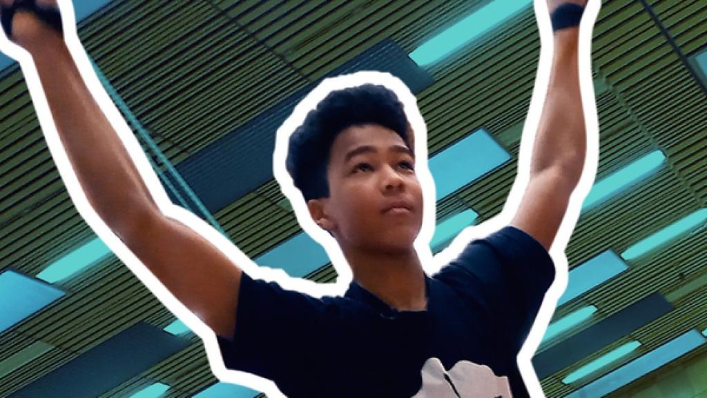 Rechte: KiKA/Anna Leistner Rechte Bildhälfte: Samuel frontal mit weißem Umriss, schwingt an Strapaten ins Bild. Hintergrund Turnhalle. Aufschrift: Artistik.