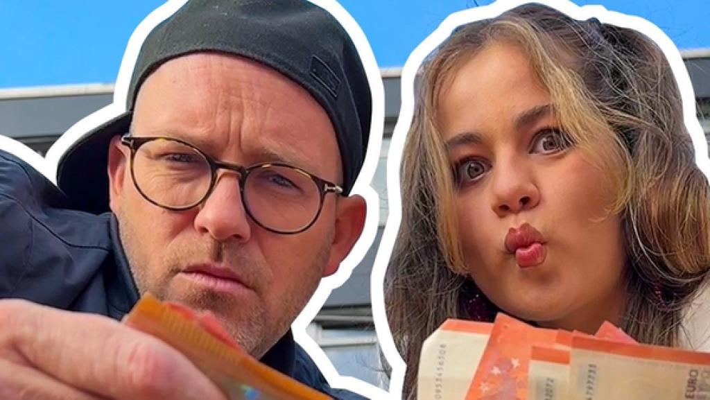 Links Ben mit coolem Blick, rechts dicht daneben Sarah, die einen Fischmund zieht. Beide hocken vor einem Schulgebäude und halten Geldscheine in den Händen. Aufschrift: Endgegner Pausenklingel.