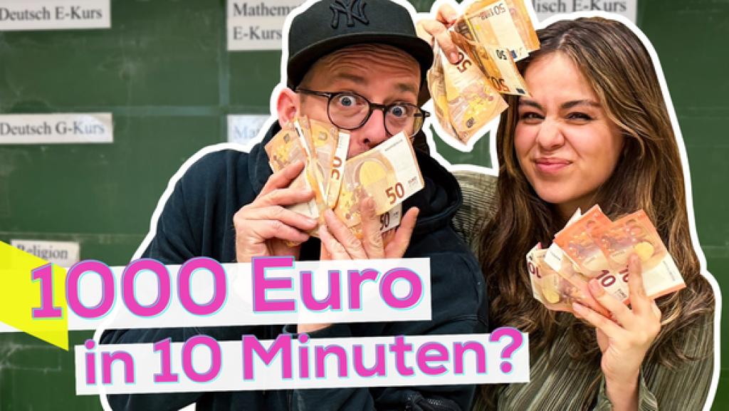 Rechte: KiKA/Rozhyar Zolfaghari Links Ben, der sein Gesicht hinter Geldscheinen versteckt. Rechts dicht daneben Sarah, die Geldscheine präsentiert. Im Hintergrund eine Schultafel. Aufschrift: 1.000 Euro in zehn Minuten?