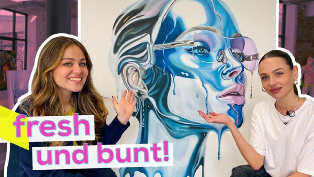 Links Sarah und rechts Luisa. Beide zeigen auf ein Gemälde zwischen ihnen. Auf dem Bild das Portrait einer Frau mit Sonnenbrille in Chrom-Optik. Aufschrift unten links fresh und bunt!