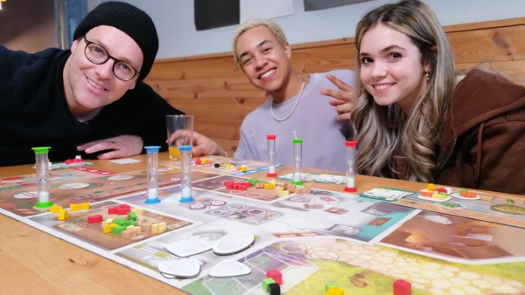 Spieleabend mit Schloss Einstein | Rechte: KiKA/Grit Haefer Ben spielt mit Noel Okwanga und Josie Hermer aus Schloss Einstein verschiedene Brettspiele.