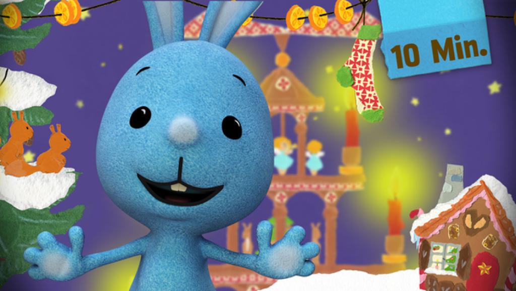 Kikaninchen breitet die Arme aus, im Hintergurnd Weihnachtspyramide und Schnee.