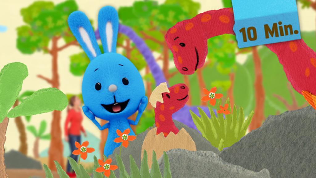 Kikaninchen im Urwald neben frischgeschlüpftem, kleinem Dino-Baby mit Dinomama.