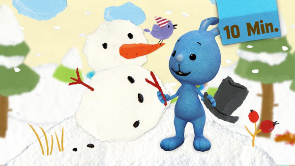 Kikaninchen baut einen Schneemann in einer Schneelandschaft. 