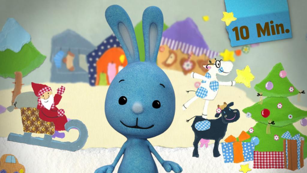 Kikaninchen lächelt, dahinter der Weihnachtsmann im Schlitten und Tannenbaum.