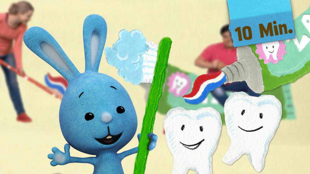 Kikaninchen hält eine Zahnbürste. Lächelnde Zähne warten auf die Zahnpasta.