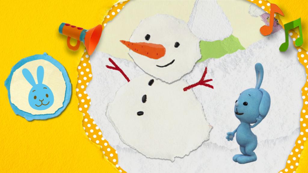 Kikaninchen und ein Schneemann stehen am Rodelhang im Winter.