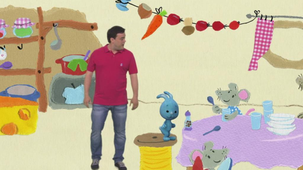 Frühstück für die Mäusefamilie | Rechte: KiKA Christian und Kikaninchen zusammen mit der Mäusefamilie am Frühstückstisch