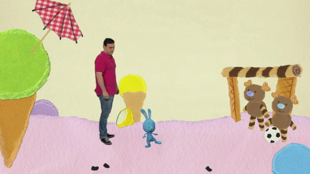 Fußball mit den Schokoladeneisbären | Rechte: KiKA Kikaninchen, Christian und 2 Bären spielen Fußball zwischen Eiswaffeln.