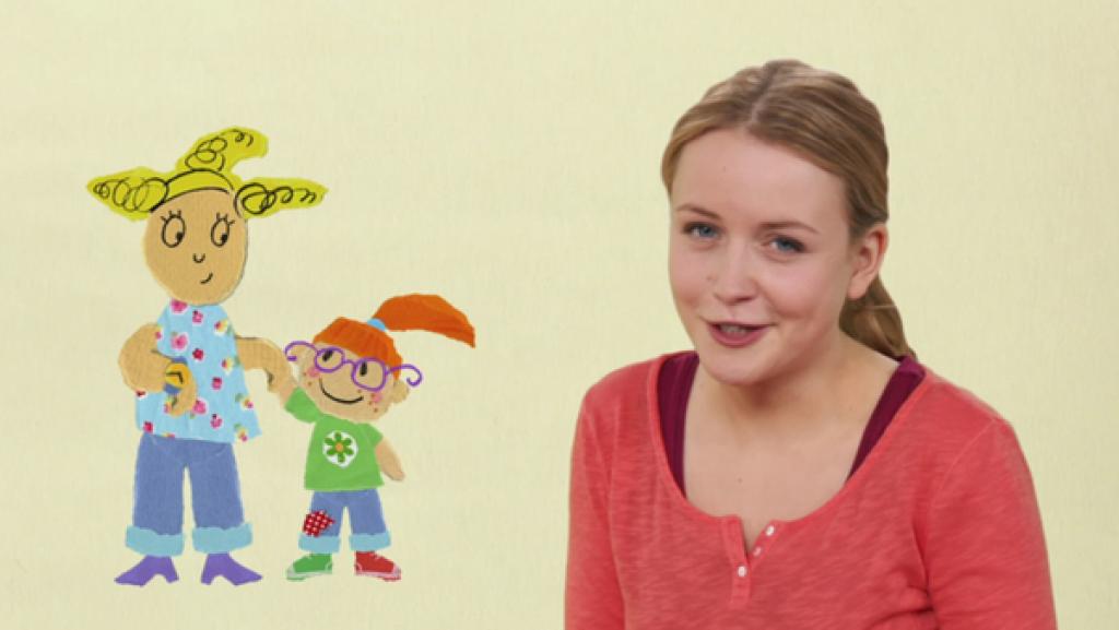 Anni schaut nach vorn und im Hintergrund sind Melli und ihre Mama.