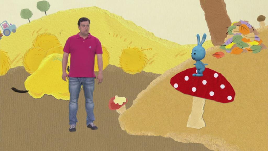 Ein schmatzender Waschbär mag Pilze | Rechte: KiKA KiKANiNCHEN steht auf einem großen Fliegenpilz und schaut zu Christian