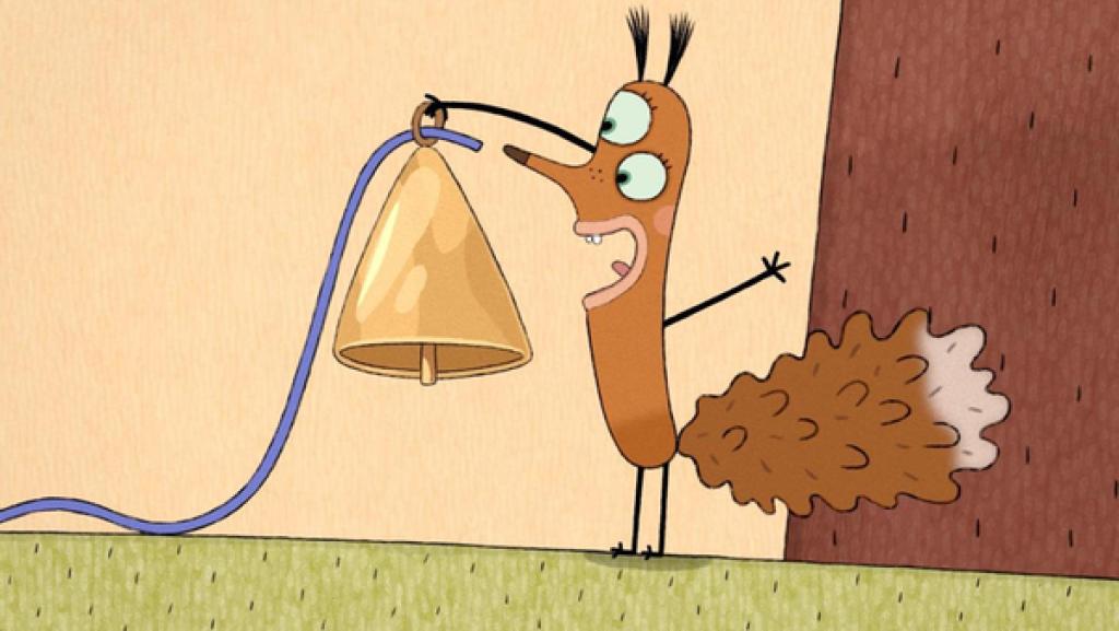 Ein hellbraunes Eichhörnchen steht auf der Wiese neben einem Baum. In der rechten Hand hält es eine große, goldene Glocke hoch, an der ein blauer Bändel befestigt ist. Das Eichhörnchen betrachtet seinen Fund mit großer Begeisterung.