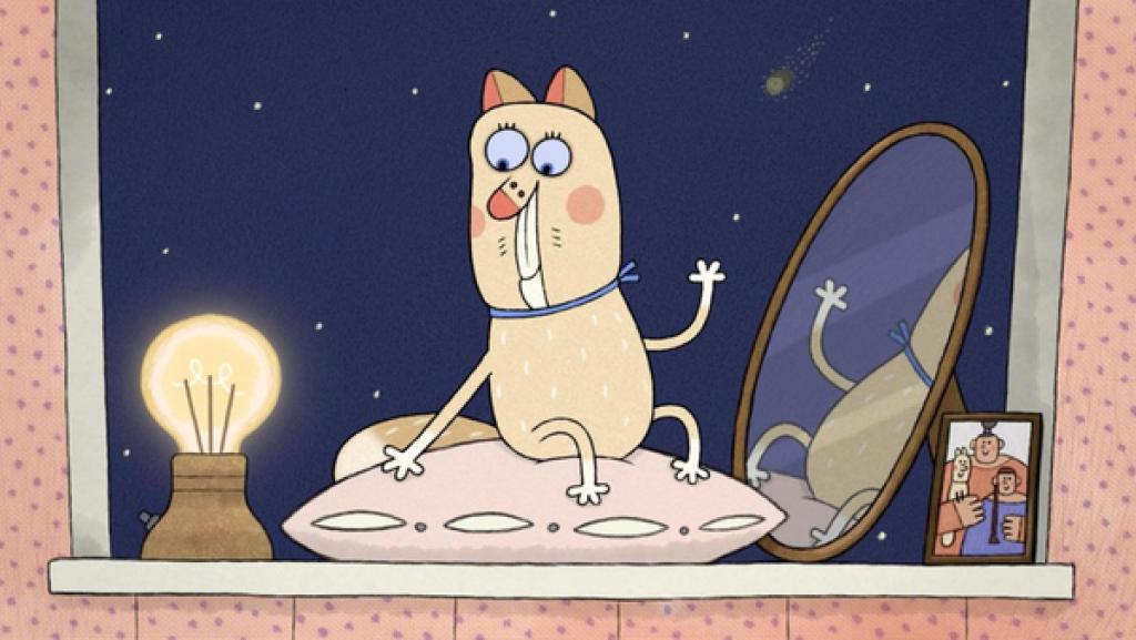 Lenas Katze sitzt auf ihrem sauberen Kissen auf der Fensterbank in Lenas Haus. Alles ist sauber und ordentlich. Rechts von ihr steht eine Lampe, links von ihr ein Spiegel. Daneben steht ein Foto mit Lena, Lenas Mutter und der Katze. Es ist Nacht und man sieht den klaren Sternenhimmel. Lenas Katze sieht sehr zufrieden aus.