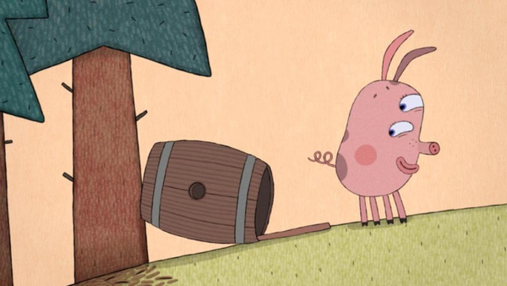 Das rosafarbene Ferkel steht neben einem Holzfass, das an einem Baum lehnt. Der Deckel liegt daneben. Im Gesichtsausdruck des Ferkels erkennt man, dass es gerade eine tolle Idee hat.