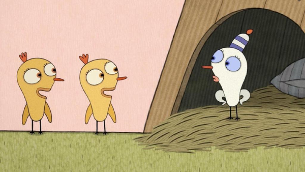 Zwei gelbe Küken stehen freudestrahlend einem weißen Küken gegenüber, das eine Bommelmütze trägt. Das weiße Küken steht im Eingang einer Hundehütte und sieht die gelben Küken nachdenklich an.