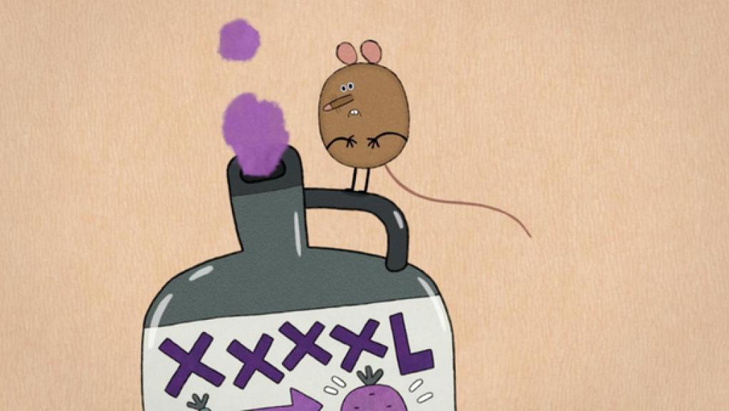 Eine kleine, braune Maus steht oben auf einer geöffneten, grünen Flasche aus der violette Dämpfe heraus quillen. Auf dem Etikett der Flasche erkennt den Schriftzug "XXXXL". Die Maus sieht skeptisch auf die Dämpfe.