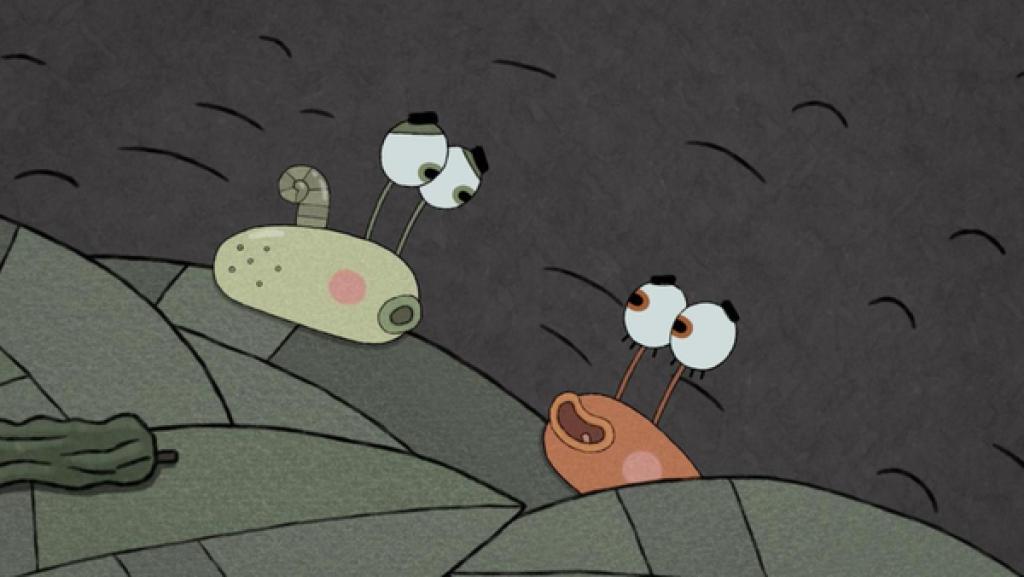 Auf grünen Blättern kriechend, begegnen sich zwei Schnecken. Die eine ist grün und hat ein kleines Schneckenhaus auf dem Körper. Die andere ist braun und besitzt kein Schneckenhaus. Die braune Schnecke lächelt die grüne an, die zaghaft zurück lächelt.