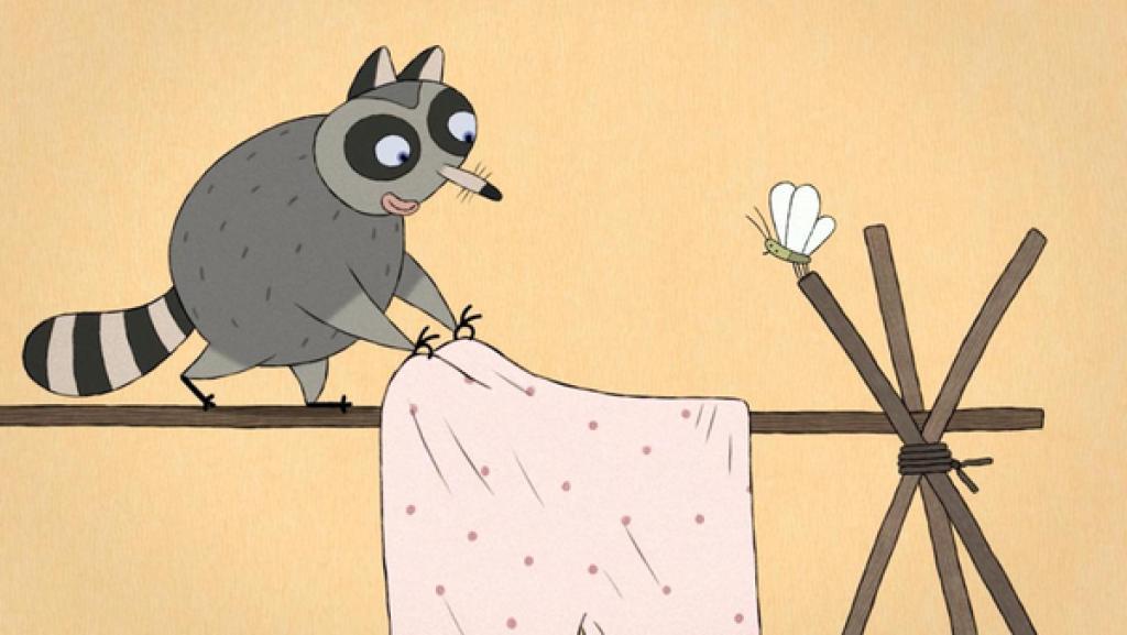 Ein Waschbär balanciert auf der Wäschestange, um eines von Lenas frisch gewaschenen Kleidungsstücken aufzuhängen.