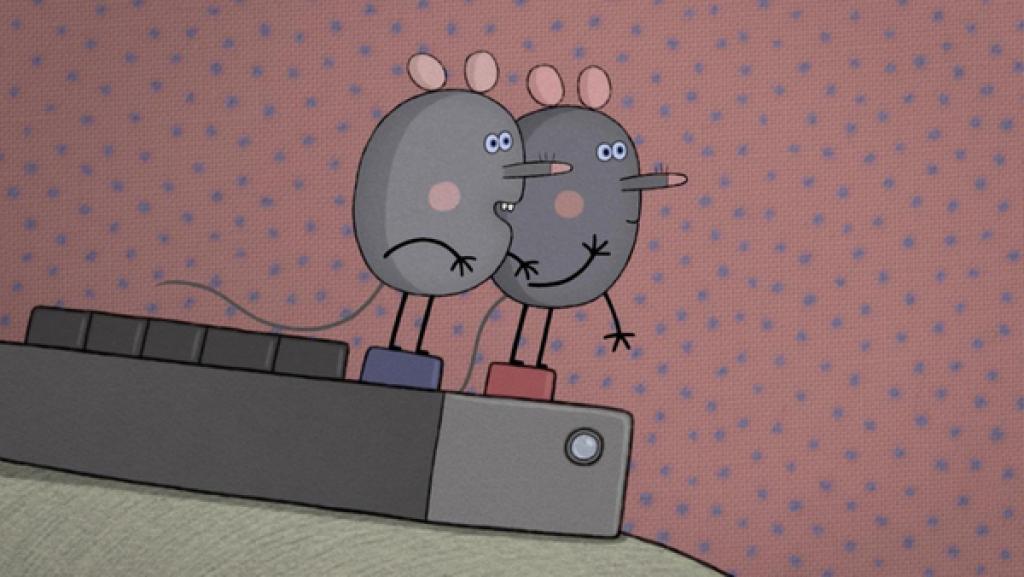 Zwei Mäusekinder stehen in Lenas Stube auf der Fernbedienung des Ferngerätes und sehen sich mit großen Augen das Programm an.