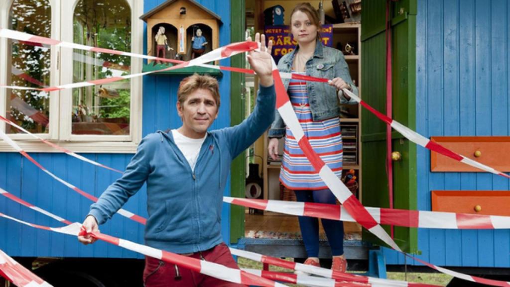 Fritz und Charlie am abgesperrten Bauwagen