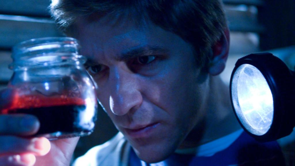 Blut | Rechte: ZDF Fritz untersucht ein Glas in dem eine rote Flüssigkeit ist.