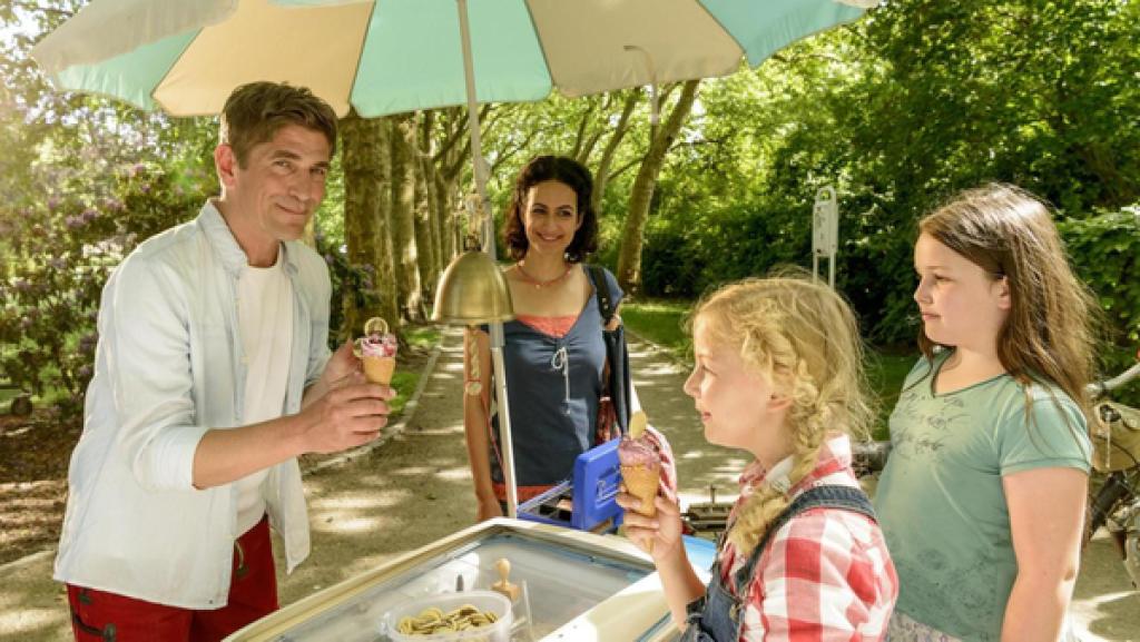 Fritz und Yasemin und Kinder mit Eiswagen