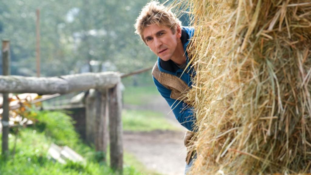 Esel | Rechte: ZDF Fritz Fuchs hinter einem Heuballen