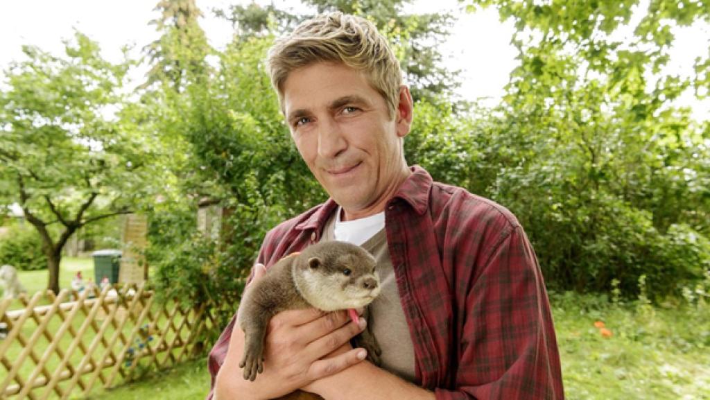 Fischotter | Rechte: ZDF Fritz Fuchs steht im Garten und hält einen Fischotter in den Händen.