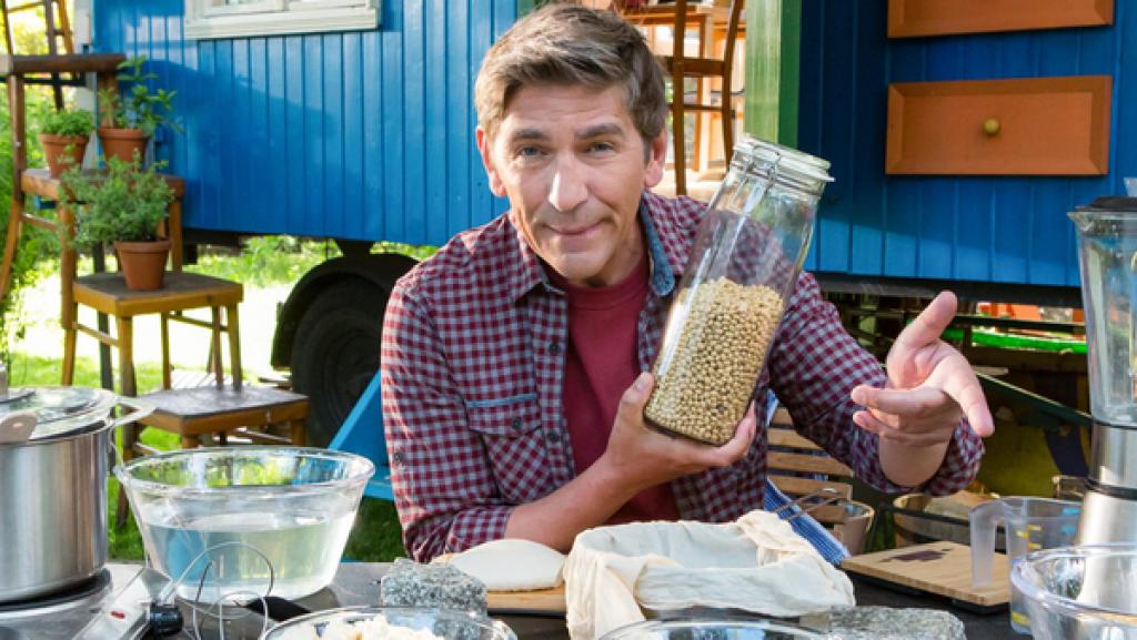 Soja Teaser 01 | Rechte: ZDF Fritz sitzt vor dem Bauwagen und hält ein Glas mit Sojabohen hoch