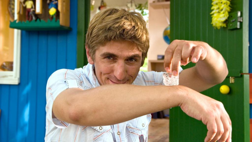 Haut | Rechte: ZDF Fritz hält sich einen Eiswürfel an den Arm.