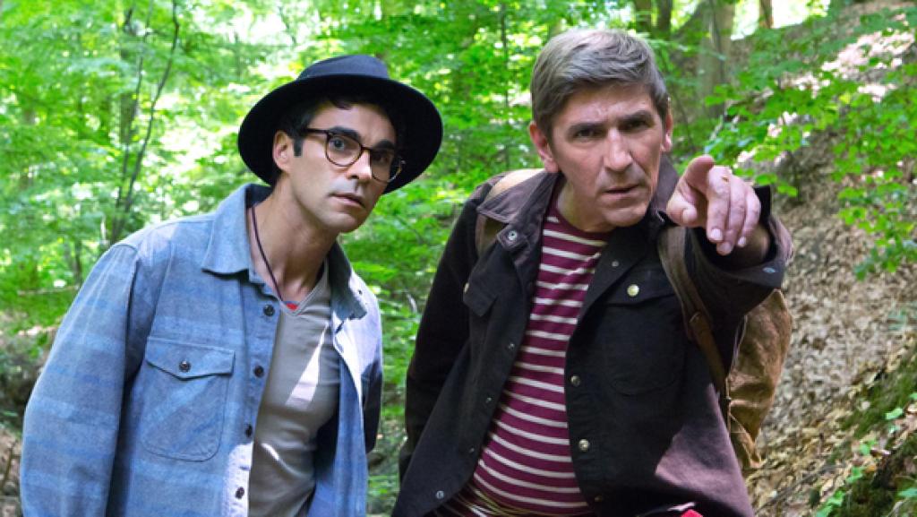Indigene Folge 01 Teaser 02 | Rechte: ZDF Fritz steht mit Joseph “Flying Bear” Hawkings im Wald und zeigt mit dem Finger auf etwas