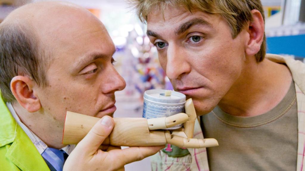 Fritz und Keks versuchen etwas zusammenzukleben