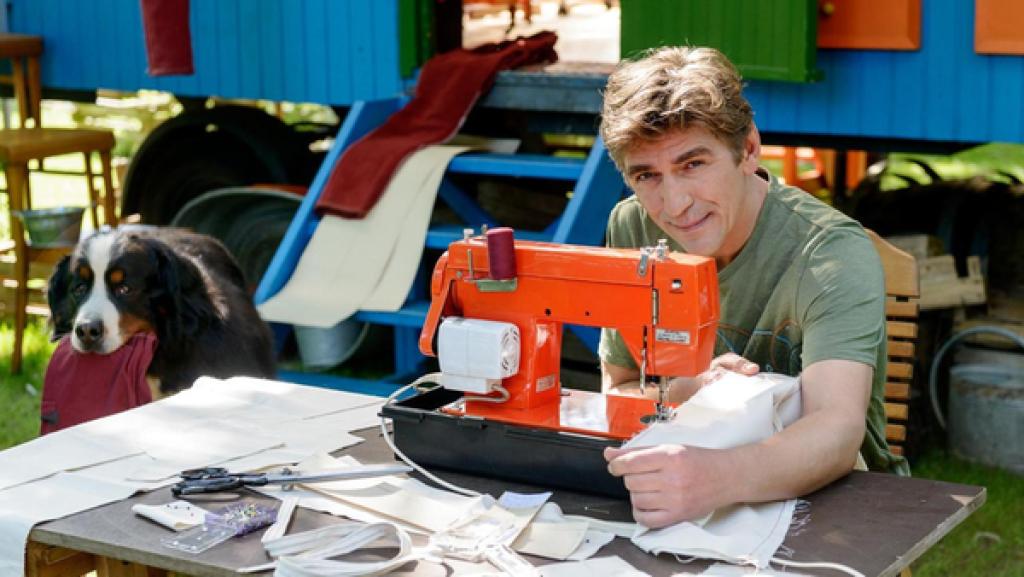 Fritz an Nähmaschine