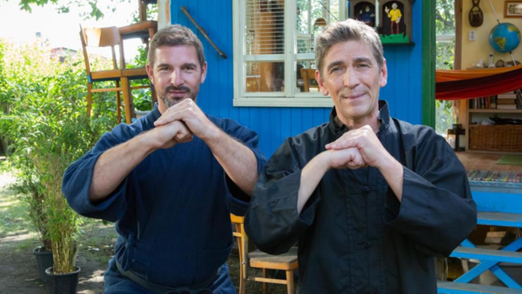 Kung Fu Teaser 02 | Rechte: ZDF Fritz steht mit seinem Freund Bo vor dem Bauwagen und übt Tai-Chi