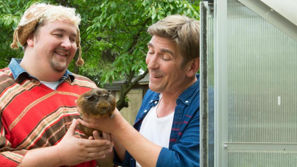 David Paschulke hält ein Meerschweinchen im Arm, Fritz Fuchs rechts neben ihm