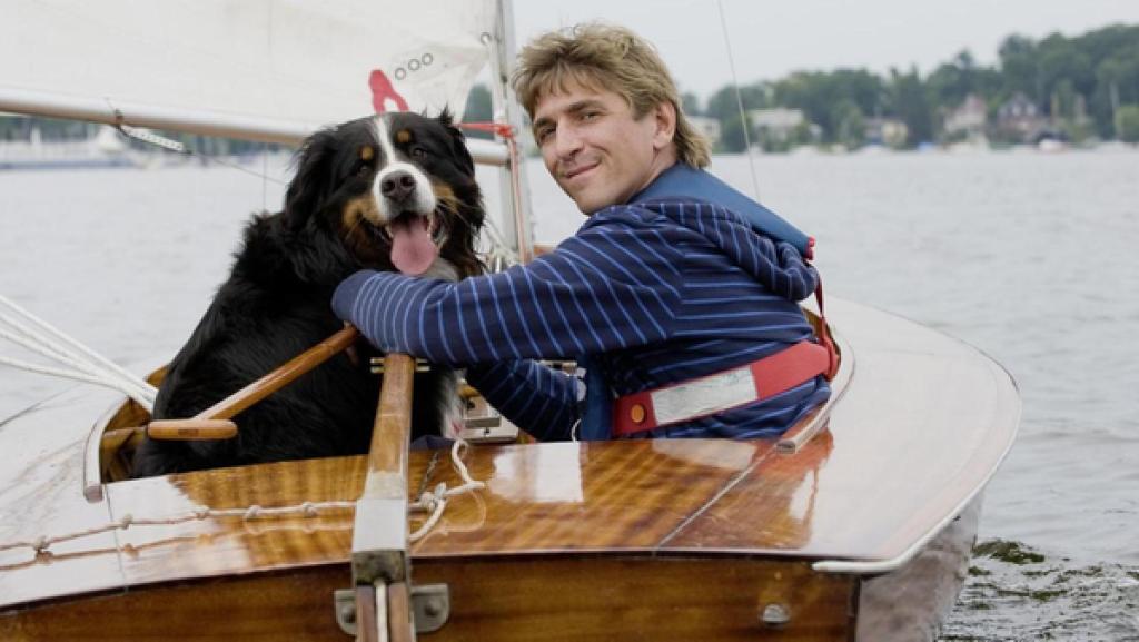 Ein Segelboot fährt auf einem See.