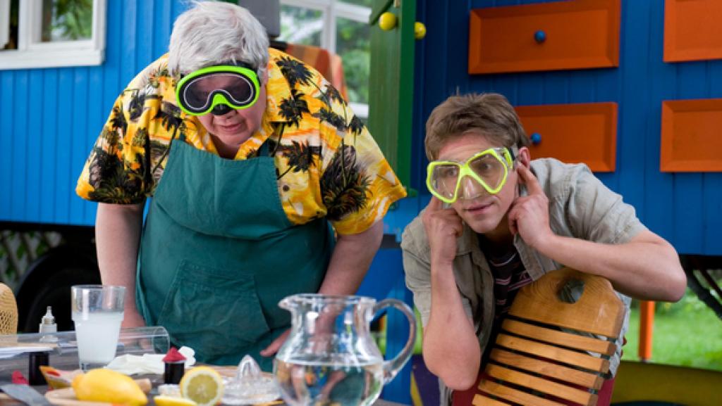 Nachbar Paschulke und Fritz Fuchs bei einem Kohlendioxid-Experiment