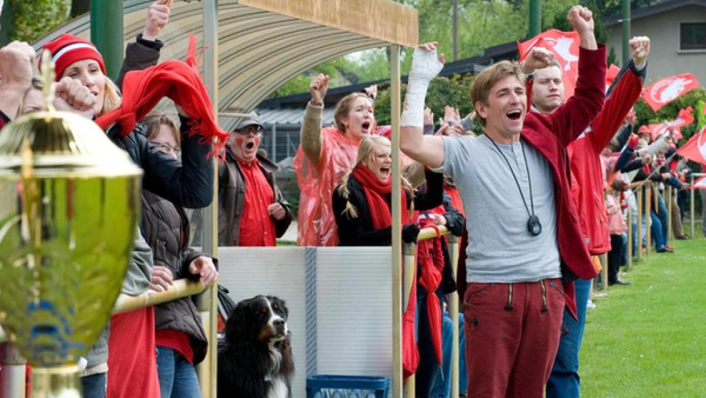 Keks und Fritz jubeln beim Fußballspiel