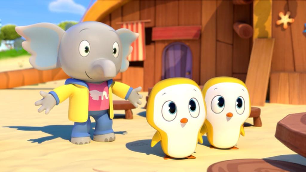 Elefant Mamfie steht mit ausgebreiteten Armen da und lächelt. Neben ihm sind zwei gelbe Pinguine.