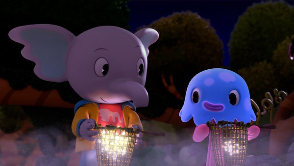 Elefant Mamfie und Qualle Takolo halten Netze voll leuchtender Glühwürmchen in den Händen.