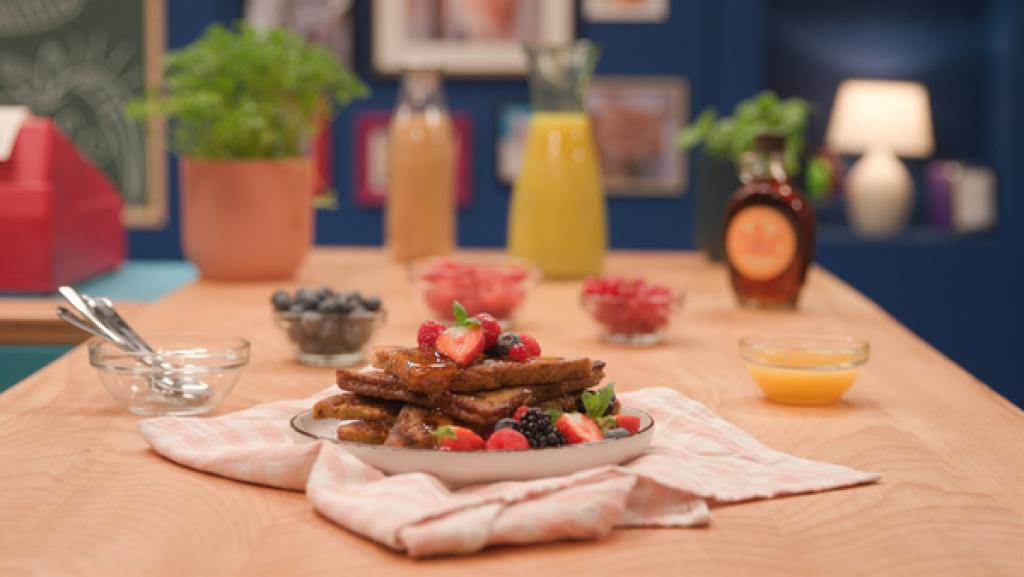 Das Toastbrot, das Maya gemeinsam mit Moppi zubereitet, lernt schwimmen.