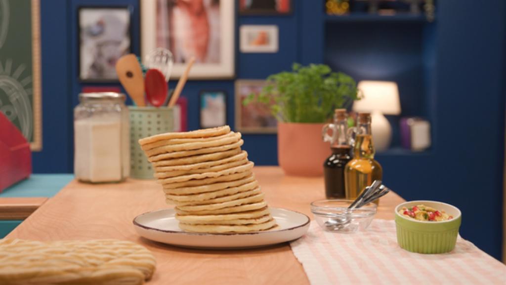 Maya hat aus vielen leckeren Pfannenbroten den schiefen Brotturm vom Leckerladen gezaubert.