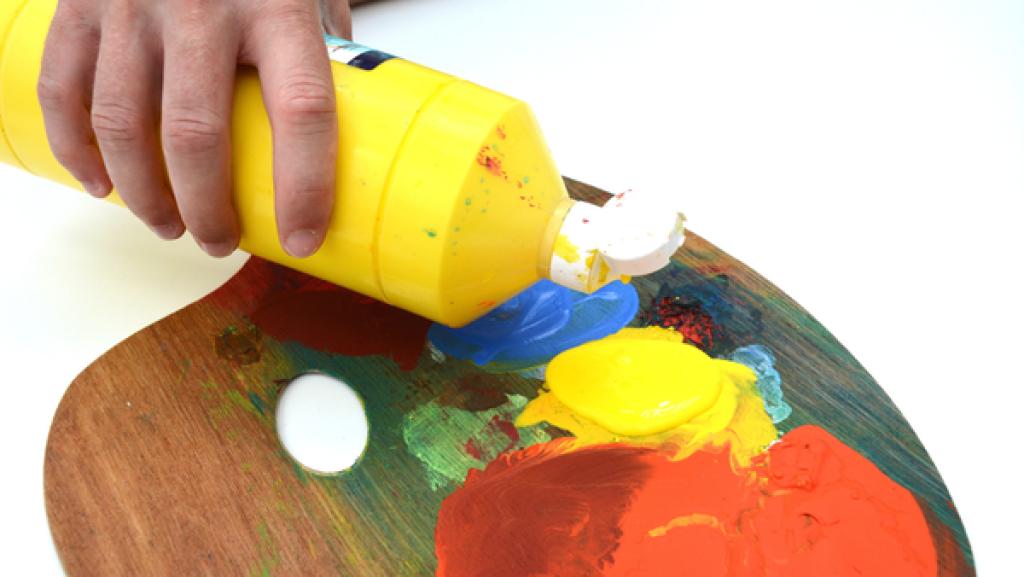 Rechte: KiKA Als ersten Schritt bringst du etwas Farbe auf dem Malbrett oder einer ähnlichen Unterlage auf. Du kannst auch verschiedene Farben mischen um neue Farben zu erhalten.