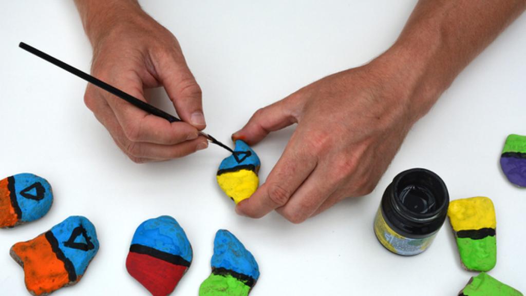 Rechte: KiKA Falls du möchtest. kannst du nach dem Trocknen auch noch verschiedene Motive auf die Steine malen. Achte hier wieder darauf, dass in etwa gleichviele Symbole auf jeweils eine Steinhälfte gemalt werden sollten. Viel Spaß beim Basteln und Spielen!