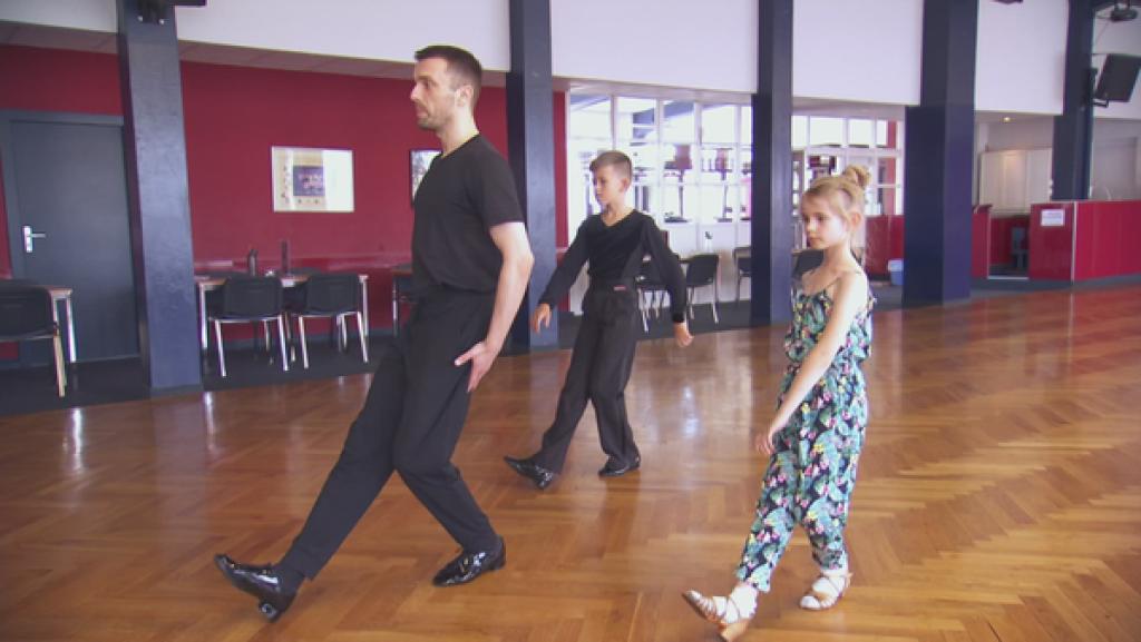 Walzerschritt lernen mit Anton, Lea und Trainer Stefan | Rechte: KiKA Walzerschritt lernen mit Anton, Lea und Trainer Stefan | Rechte: KiKA