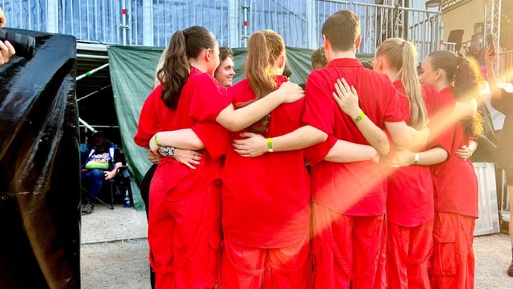 Die MY MOVE DANCECREW umarmt sich und schwöt sich auf den Auftritt ein (Quelle: © Starship Film GmbH/rbb)