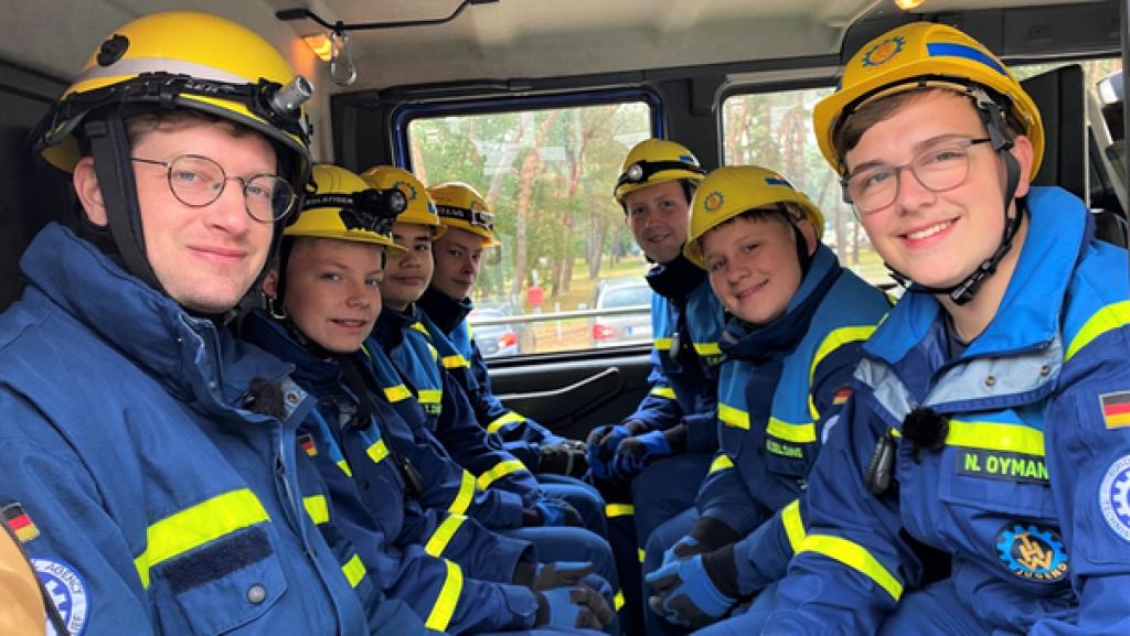 Robert sitzt mit THW-Jugendgruppe im Einsatzwagen