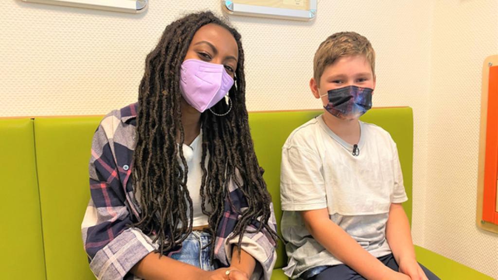 Reporterin Luam sitzt neben Ben-Louis.