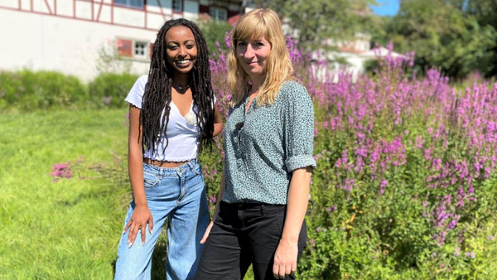 Reporterin Luam und Dr. Hanja Brandl im Garten des Max-Planck-Institutes für Verhaltensbiologie.