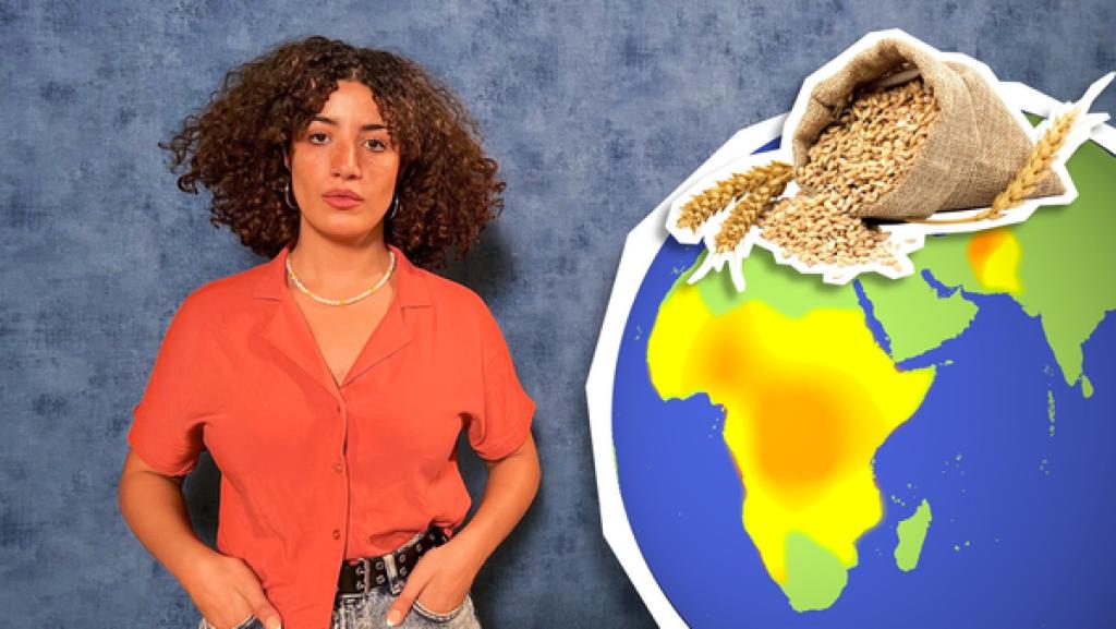 Tessniem steht vor einer blauen Wand. Neben ihr ist ein grafisches Fotocutout eines Getreidesacks und einer Weltkugel abgebildet.